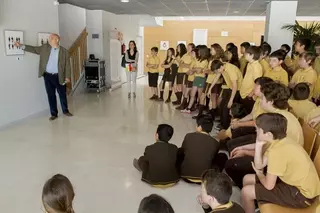 Alumnos del colegio Quercus visitan la exposición de viñetas Apaguemos el Maltrato
