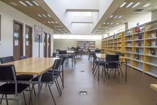 El alcalde de Boadilla visita la Escuela Oficial de Idiomas, ubicada en el Centro de Formación Municipal