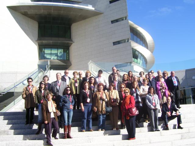 Los vecinos de Boadilla visitan la ciudad financiera del Grupo Santander