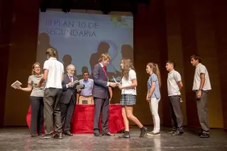 El Ayuntamiento entrega los premios del Plan 10 a los mejores estudiantes de Boadilla