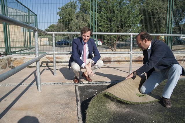 Renovación del césped artificial en dos campos de fútbol del Complejo Deportivo Municipal