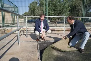 Renovación del césped artificial en dos campos de fútbol del Complejo Deportivo Municipal