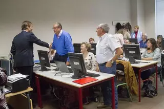 El alcalde realiza una visita a varias clases de la Escuela de Adultos de Boadilla
