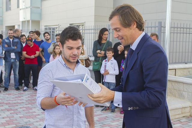 Entrega de llaves y documentación de las viviendas protegidas construidas en la zona de Valenoso