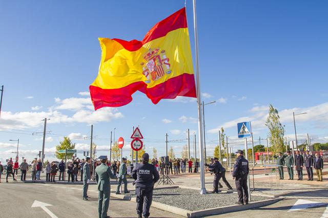 González Terol defiende la unidad nacional en el izado de la nueva bandera en Valenoso