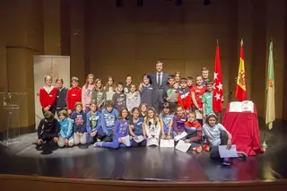 El alcalde y escolares de Boadilla rinden homenaje a la Constitución Española