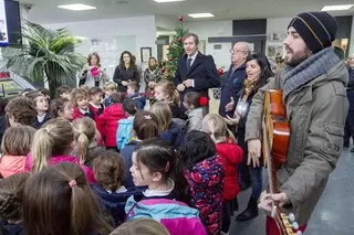 Los niños del colegio Virgen de Europa felicitan la Navidad cantando villancicos en el Ayuntamiento