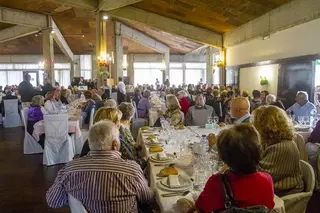 El alcalde acompaña a casi setecientos mayores en su tradicional comida de Navidad
