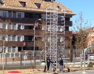 El Ayuntamiento ilumina las dos pistas de fútbol del CEIP Teresa Berganza