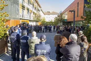 Boadilla guarda un minuto de silencio en repulsa por el atentado contra el semanario francés “Charlie Hebdo”