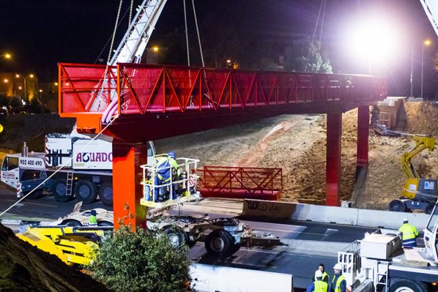 Instalada la pasarela peatonal sobre la M-513 que une el casco histórico con las urbanizaciones de Boadilla