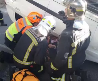 Vuelca un vehículo en Las Lomas