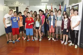 El alcalde recibe a los alumnos del IES Máximo Trueba vencedores del concurso de la ONCE “Personas que piensan en personas”