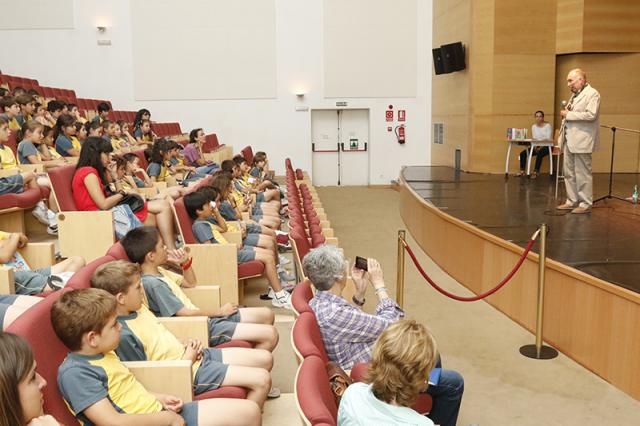 El autor de la serie de libros infantiles “Kika Superbruja” se reúne con más de 300 escolares de Boadilla