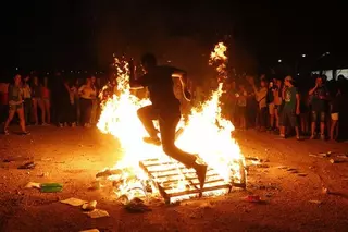 Cientos de vecinos se congregaron anoche frente a la hoguera de San Juan para celebrar la noche más mágica