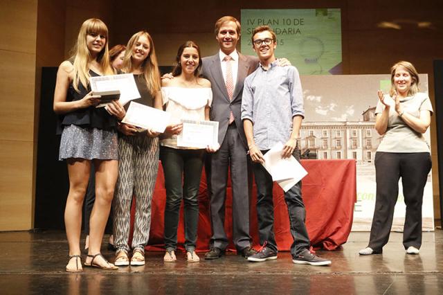 El alcalde entrega los premios a los alumnos de Educación Secundaria con mejor expediente y a los más solidarios