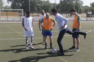 Usuarios de los centros ocupacionales de la Comunidad y policías nacionales disputan un torneo de deporte inclusivo en Boadilla