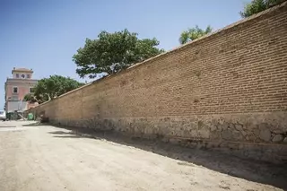 Las obras de rehabilitación del muro perimetral del Palacio ya han comenzado