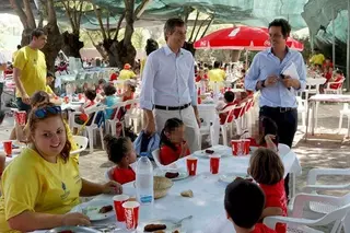 El alcalde visita a los casi 600 niños que participan esta quincena en las colonias, campamentos y campus deportivos