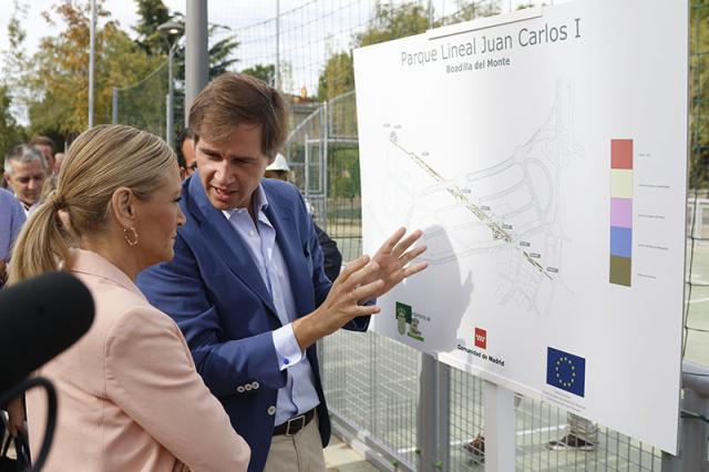 La presidenta de la Comunidad de Madrid inaugura en Boadilla el Parque Lineal Juan Carlos I