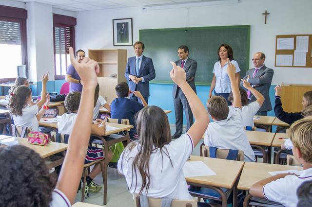El alcalde acompaña a los alumnos de tres centros escolares en el inicio de curso