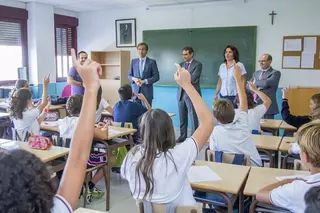 El alcalde acompaña a los alumnos de tres centros escolares en el inicio de curso