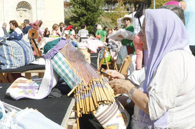 Más de un centenar de encajeras de bolillos participan en el primer encuentro celebrado en Boadilla del Monte