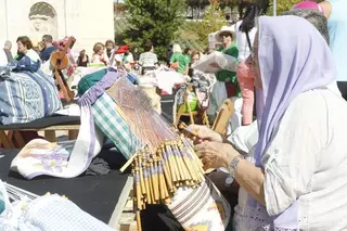 Más de un centenar de encajeras de bolillos participan en el primer encuentro celebrado en Boadilla del Monte