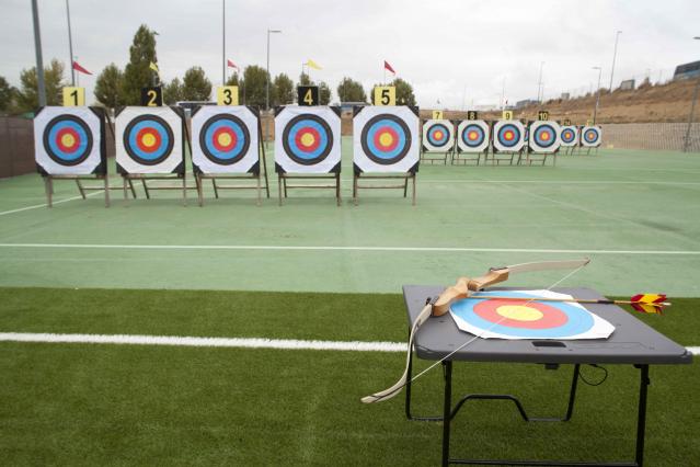 El Ayuntamiento cede al club de tiro con arco un terreno municipal acondicionado para la práctica de este deporte