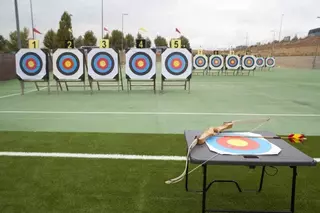 El Ayuntamiento cede al club de tiro con arco un terreno municipal acondicionado para la práctica de este deporte