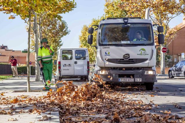 El Ayuntamiento refuerza el servicio de recogida de hojas en las zonas del municipio de mayor concentración