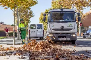 El Ayuntamiento refuerza el servicio de recogida de hojas en las zonas del municipio de mayor concentración