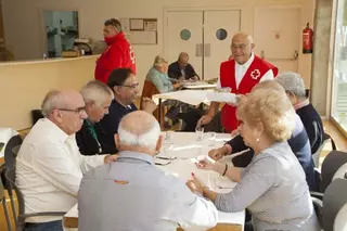 Los mayores de Boadilla aprenden a comer bien en un Desayuno Saludable organizado con Cruz Roja