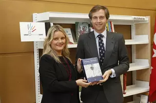 ﻿La Fundación Miguel Ángel Blanco cede libros y material para jóvenes a la biblioteca José Ortega y Gasset