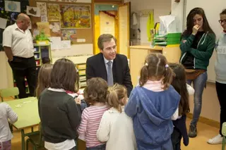 El alcalde visita a los niños que participan en el campamento de Navidad que hoy finaliza