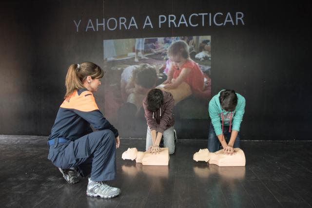 Protección Civil enseña a alumnos de 3º de la ESO técnicas de Primeros Auxilios
