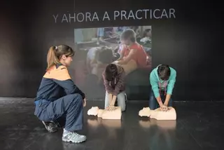 Protección Civil enseña a alumnos de 3º de la ESO técnicas de Primeros Auxilios