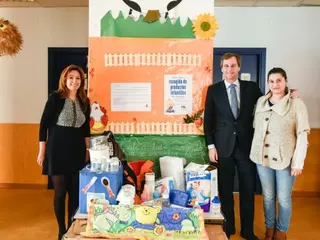 La Escuela Infantil Tákara entrega los productos infantiles recogidos en la campaña organizada desde Servicios Sociales