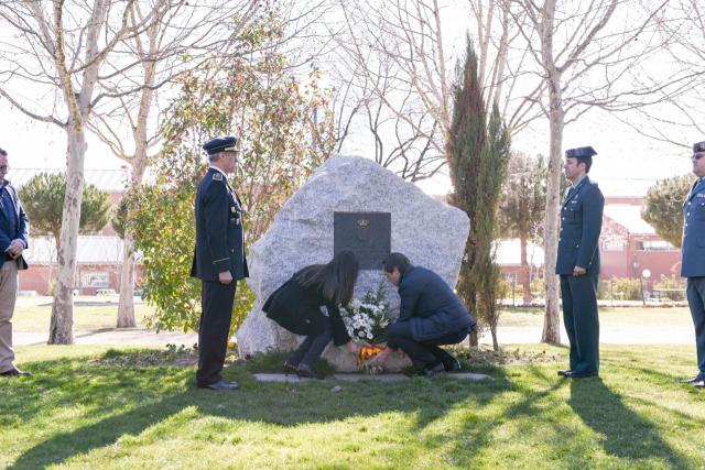 Ofrenda floral y minuto de silencio en homenaje a las víctimas del terrorismo
