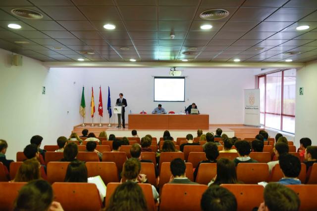 Más de cien jóvenes participan en la quinta edición de la jornada "Empléate este verano"