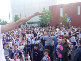 Más de 200 alumnos de la EMMD participan en un flashmob para conmemorar el Día Internacional de la Danza