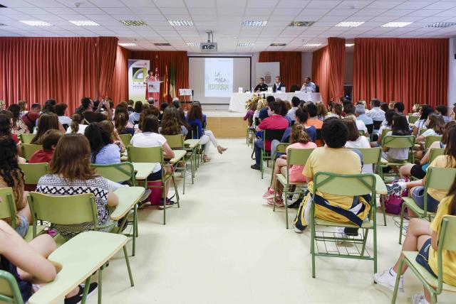 El Ayuntamiento edita un libro sobre acoso escolar escrito por un agente tutor de Boadilla