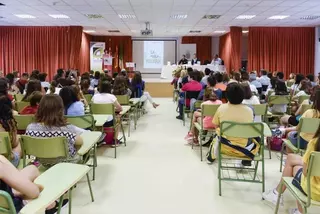 El Ayuntamiento edita un libro sobre acoso escolar escrito por un agente tutor de Boadilla