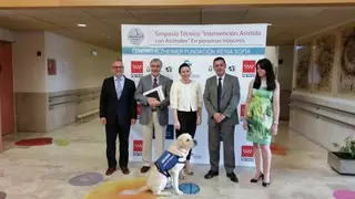 La Comunidad implanta terapias con animales en residencias de mayores de la región