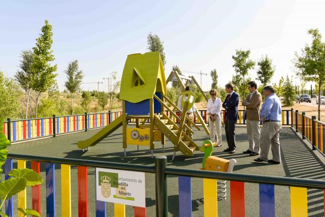 El Ayuntamiento instala una nueva zona infantil en El Pastel