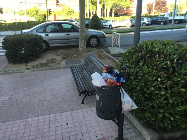 PSOE: "La calle Carretera de Majadahonda, abandonada y sucia"
