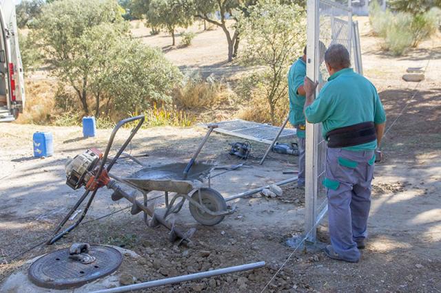El Ayuntamiento de Boadilla continua acometiendo el vallado de las parcelas municipales