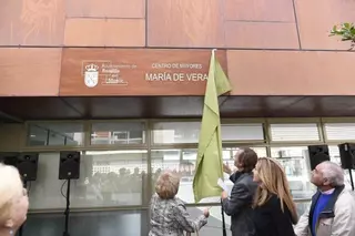 El alcalde inaugura el remodelado Centro de Mayores del casco con el nombre de María de Vera