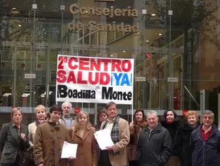 EL PSOE de Boadilla presenta las 1.325 firmas recogidas en la campaña- " Por la Sanidad en Boadilla"- en la Consejería de Sanidad.