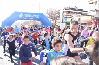La IX Milla Solidaria recogió 300 kilos de alimentos no perecederos para el Banco de Alimentos
